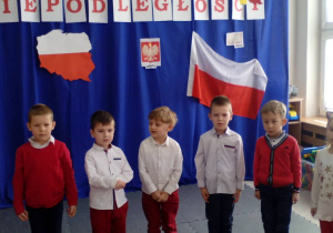 Dzieci ustawione do odśpiewania Mazurka Dąbrowskiego.